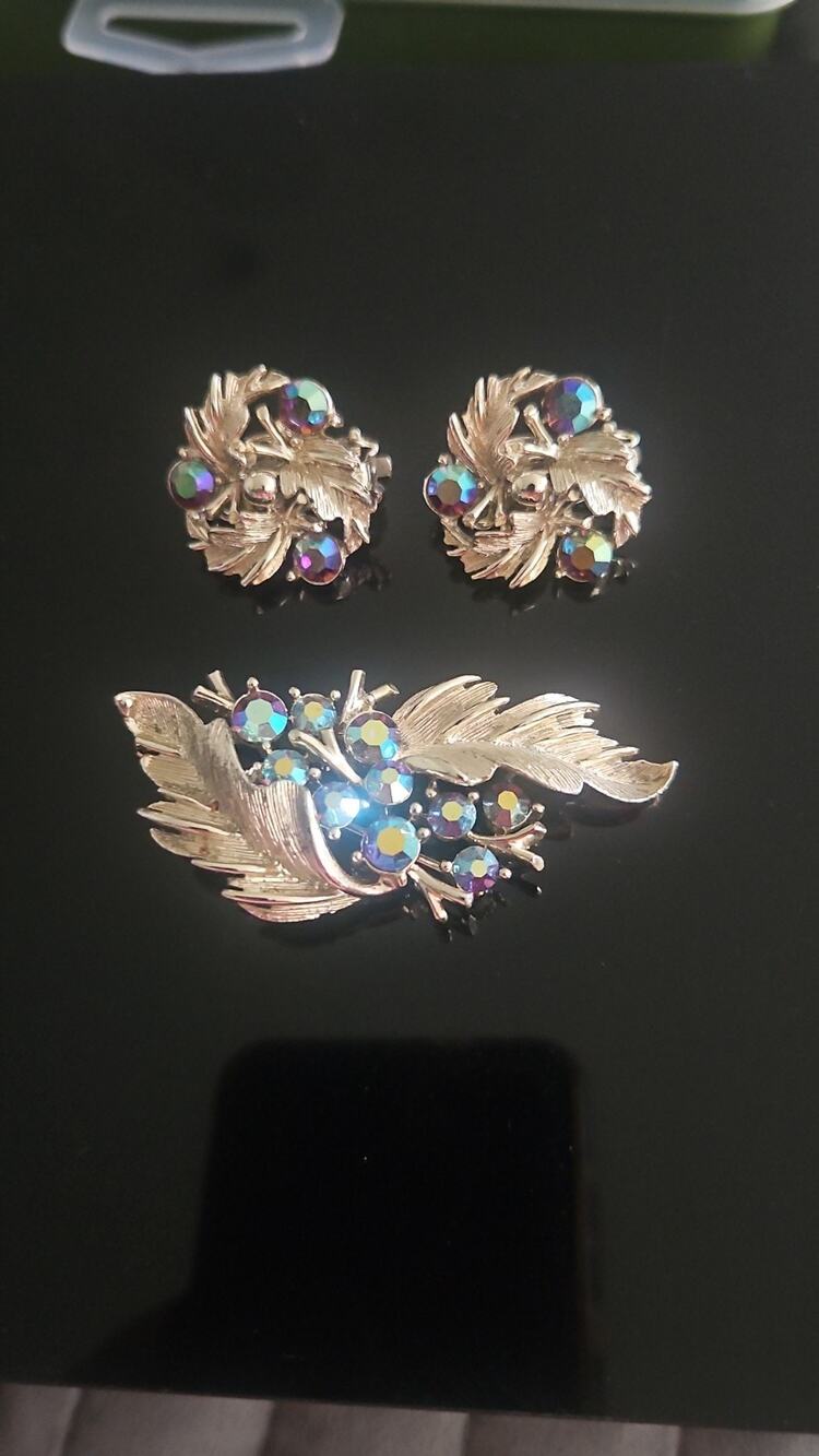 Vintage Signed LISNER Aurora Borealis Rhinestone Brooch & Clip Earrings Set...